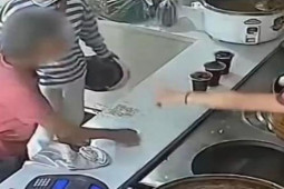 Bạn trẻ - Cuộc sống - Được cửa hàng giúp đỡ suốt một năm, bà lão ăn xin có hành động "trở mặt" gây sốc nặng