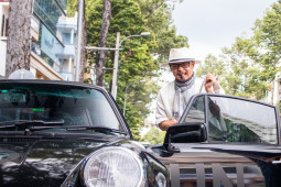 Tin tức ô tô - Chủ tịch Đặng Lê Nguyên Vũ cầm lái Porsche 930 Turbo Carrera "dạo phố" Sài Gòn