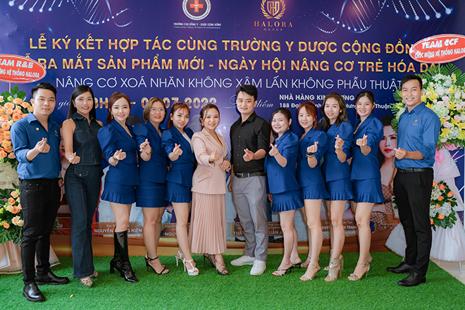 Bác sĩ Nguyễn Trung Kiên (áo đen) và bà nguyễn Thanh Vân cùng các giám đốc công ty chụp hình lưu niệm đánh dấu cột mốc ra mắt sản phẩm mới của Halora Group diễn ra thành công tốt đẹp