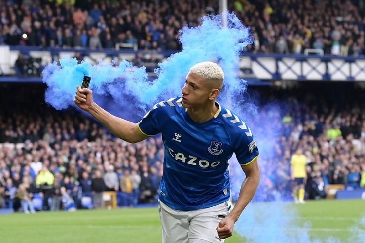 Richarlison cầm pháo sáng ăn mừng trong trận Everton gặp Chelsea