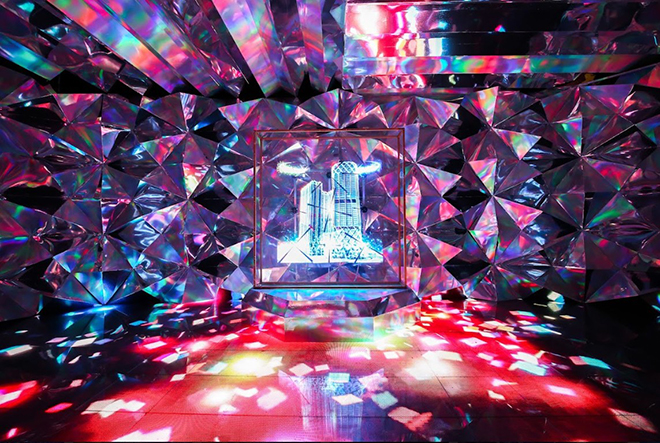 Nghệ thuật ánh sáng biến không gian đón khách trở nên lấp lánh với vũ khúc của những giác cắt kim cương