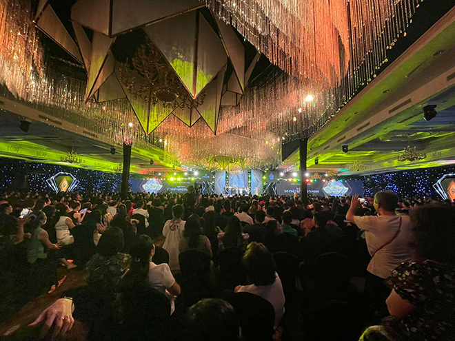 Sân khấu được đầu tư quy mô hoành tráng với chiều dài lên đến 40 mét, phủ kín bằng màn hình LED tạo cảm giác choáng ngợp cho khán giả