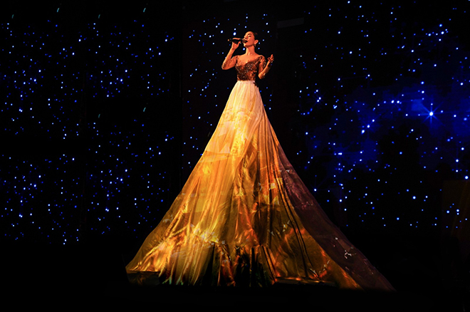 Nữ ca sĩ Lệ Quyên sang trọng trong y phục cầu kỳ, mang đến những khúc tình ca đẹp mãi với thời gian