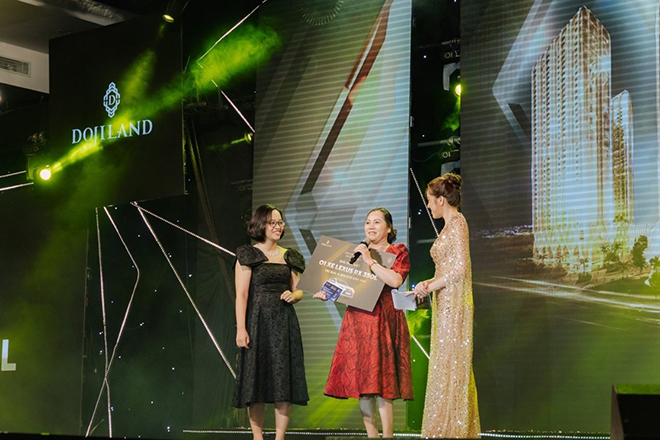Cô Đào Thị Nhật chia sẻ cảm xúc hân hoan khi sở hữu 02 căn hộ tại dự án và may mắn trúng giải đặc biệt tại sự kiện.