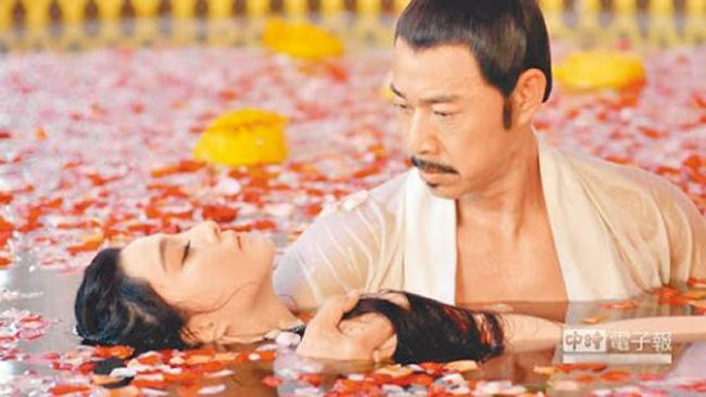 Các cảnh khoe ngực của nhân vật Võ Mị Nương trong phim cũng được chỉnh sửa cho phù hợp với yêu cầu của phía Cục Phát thanh và Truyền hình Trung Quốc trước khi lên sóng.
