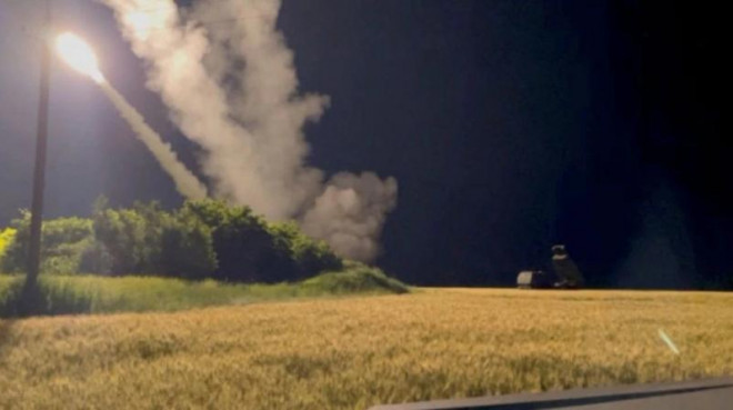 "Khi hai vũ khí trên phối hợp với
nhau nhằm vào cùng một mục tiêu, rất khó để đánh chặn các đạn tấn
công một cách hiệu quả”, chuyên gia quân sự Khodarenko nói trong
cuộc phỏng vấn với tờ PolitExpert (PE).