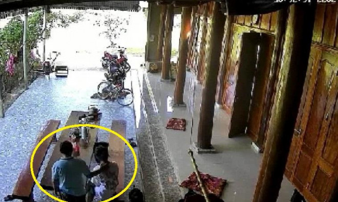 Ông Lương Văn Tòi có hành vi choàng tay vào cổ, xoa lưng nữ sinh (Ảnh cắt từ Clip)