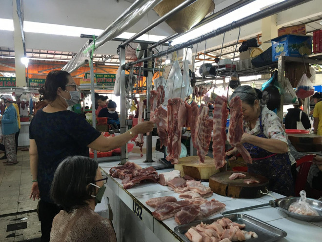 Giá xăng tăng cao đang kéo theo nhiều mặt hàng tăng giá.