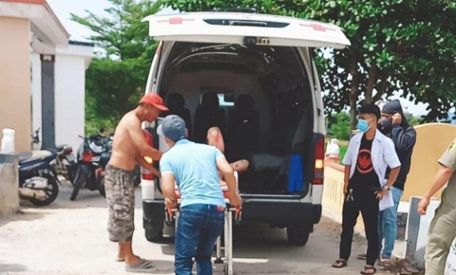 Ông H. được đưa đi cấp cứu trong tình trạng bị bỏng nặng