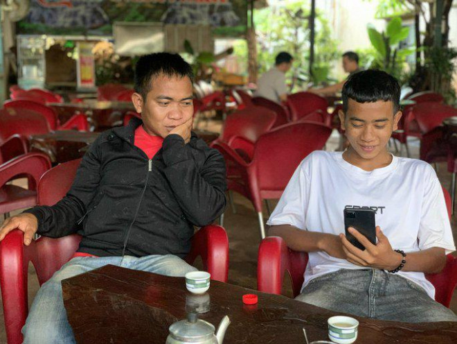 Puih Thái (áo đen) và Puih Phú (áo trắng) may mắn vừa thoát khỏi "địa ngục" bên Campuchia trở về Việt Nam