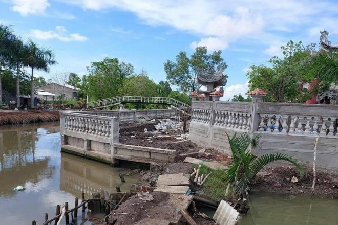 Khu mộ lấn sông hơn 1m của gia đình ông Toàn. Ảnh: TRẦN VŨ