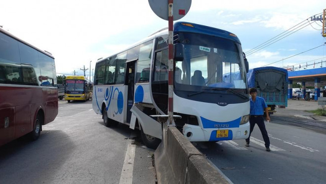 Xe khách 51B-096.26 do né xe khác đâm vào dải phân cách. Ảnh: THẢO VY