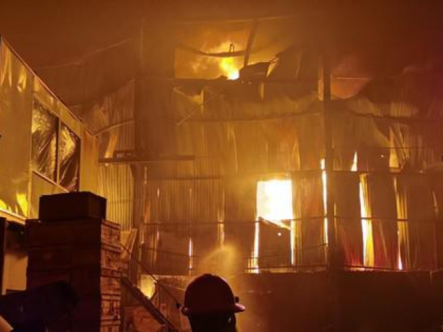 Tin tức trong ngày - Hàng trăm mét vuông nhà xưởng bị thiêu rụi trong cơn mưa lớn