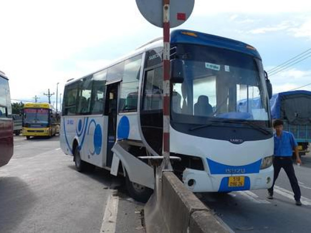 Tin tức trong ngày - Ô tô khách lao vào dải phân cách trên đường dẫn cao tốc TP.HCM - Trung Lương