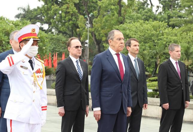 Ngoại trưởng Lavrov thực hiện nghi thức tại Đài tưởng niệm các anh hùng liệt sĩ. (Ảnh: Như Ý)