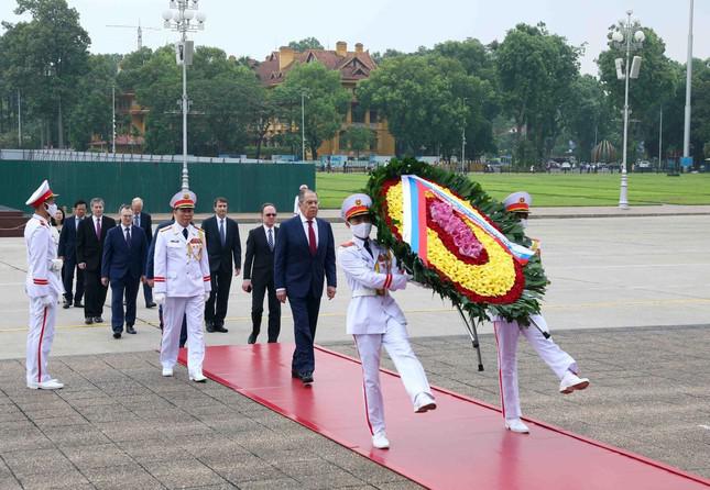 Ngoại trưởng Nga Sergei Lavrov vào Lăng viếng Chủ tịch Hồ Chí Minh. (Ảnh: Như Ý)