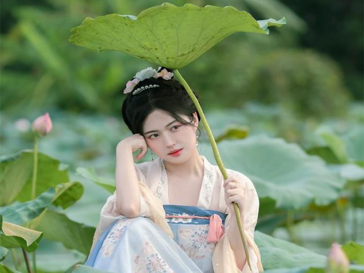 Bạn trẻ - Cuộc sống - "Tiểu tiên nữ" với bộ ảnh bên hoa sen khiến cộng đồng mạng "dậy sóng"