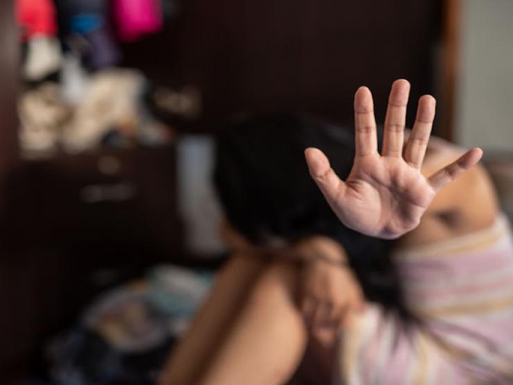 Pháp luật - Cô gái 16 tuổi bị xâm hại nhiều lần, gia đình sốc khi biết người đứng sau