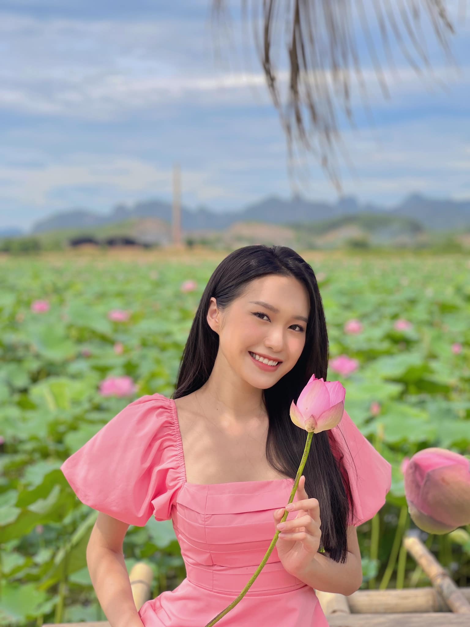 “Bạn gái tin đồn” của Đoàn Văn Hậu “đá sân” làm MC được khen nức nở - 4