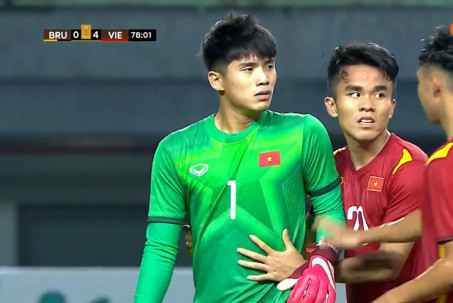 Thủ môn U19 Việt Nam nhận thẻ đỏ bất ngờ: Tranh cãi có bắt bóng ngoài vòng cấm
