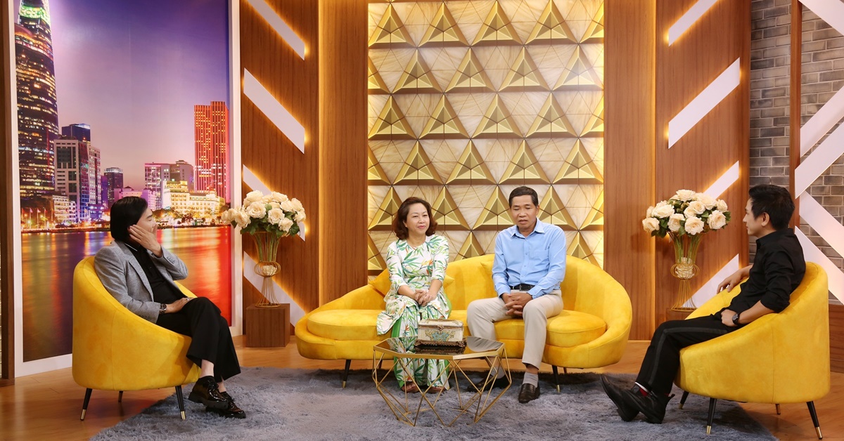 Cặp vợ chồng ông Hà và&nbsp;NSƯT Kim Tử Long, MC Đình Toàn tại chương trình