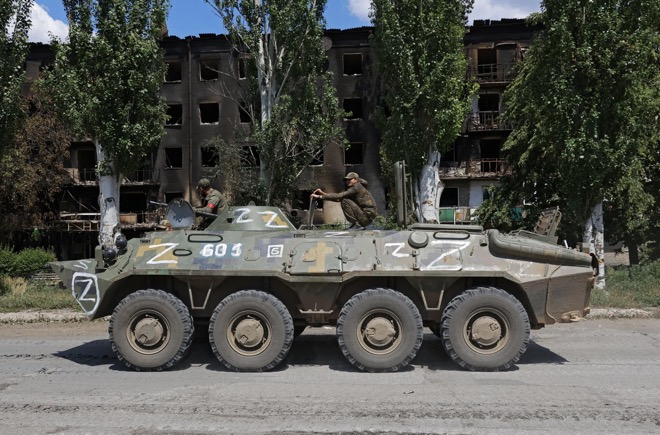 Xe quân sự Nga di chuyển ở thành phố Lysychansk.