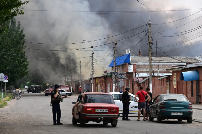 Thành phố Sloviansk bị pháo kích (ảnh: Reuters)