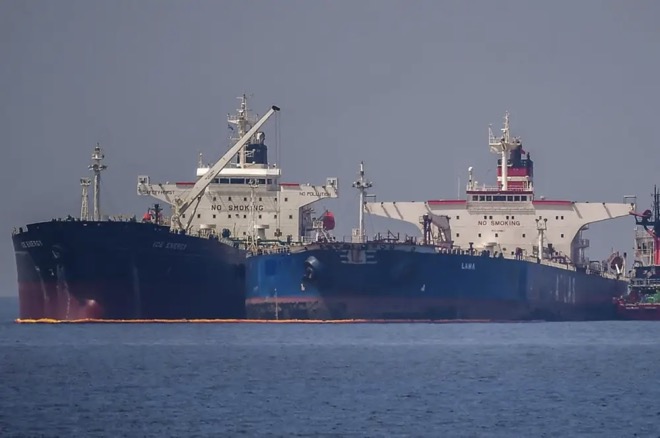 Lượng dầu thô Nga xuất khẩu qua đường biển đã giảm 15% so với mức cao nhất của tháng 5.