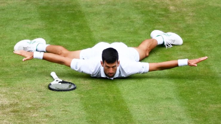 Bức ảnh mang tính biểu tượng cho màn ngược dòng khó tin của Djokovic trước tay vợt Italia Sinner