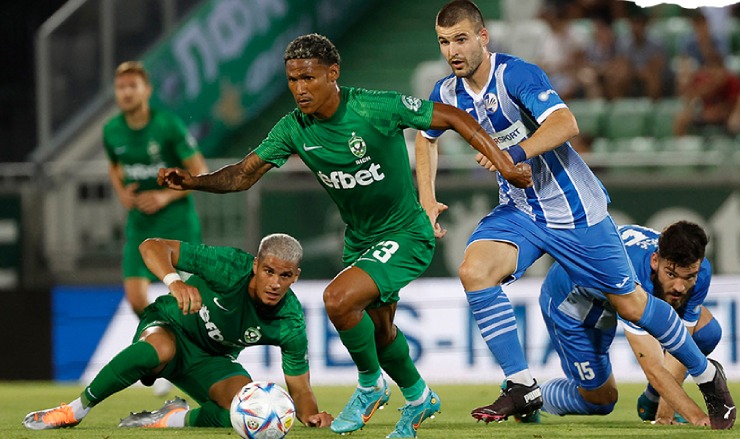Ludogorets (áo xanh) giành chiến thắng trên sân nhà