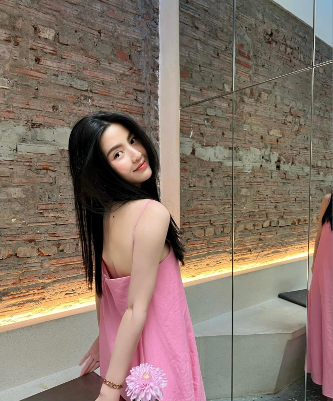 Nhan sắc bạn gái Quang Hải khi chụp cam thường khiến nhiều người bất ngờ - 1