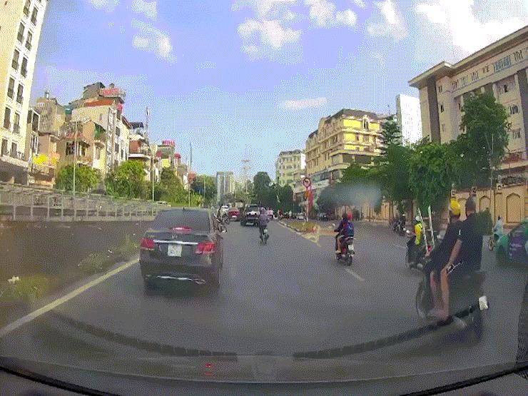 Xe máy - Xe đạp - Clip: "Ninja" rẽ trái lại quẹo phải, tài xế ngao ngán lắc đầu