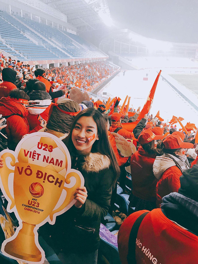 Đỗ Mỹ Linh là một trong những người đẹp rất nhiệt tình ra sân cổ vũ trong các trận đấu của đội tuyển Việt Nam. 
