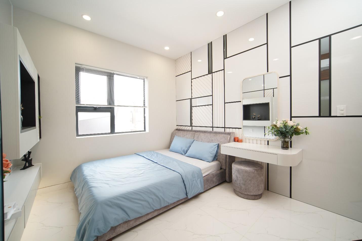 Phòng ngủ thiết kế tinh gọn, có cửa sổ đón ánh sáng tự nhiên