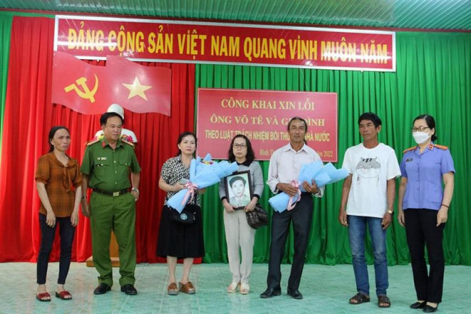 Đại diện cơ quan tố tụng tỉnh Bình Thuận sau khi xin lỗi đã tặng hoa cho gia đình người bị oan hôm 17-6. Ảnh: CT