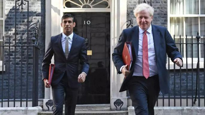 Thủ tướng Anh Boris Johnson (phải) và ông Rishi Sunak, người từ chức Bộ trưởng Tài chính hôm 5-7. Ảnh: SKY NEWS