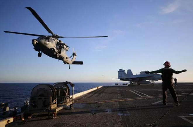 Hải quân Mỹ đang tìm kiếm 5 quả tên lửa rơi từ trực thăng xuống Thái Bình Dương. Ảnh: MARIO TAMA