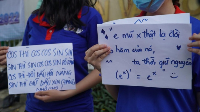 Những câu slogan siêu đáng yêu của sinh viên tình nguyện. Ảnh: MINH TÂM