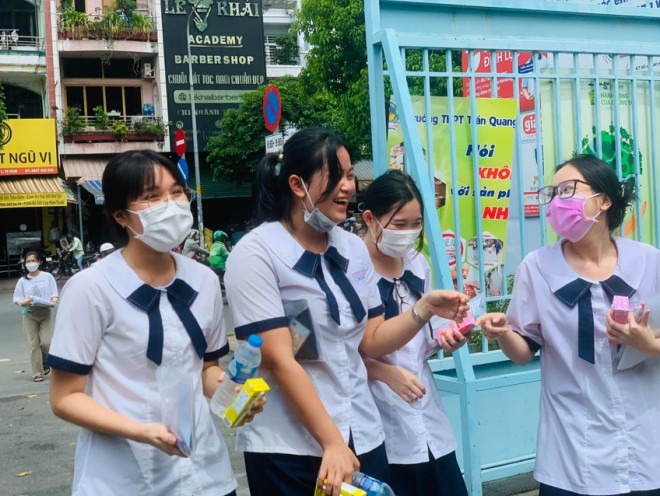 Thí sinh trò chuyện trước khi vào phòng thi. Ảnh: THẢO PHƯƠNG