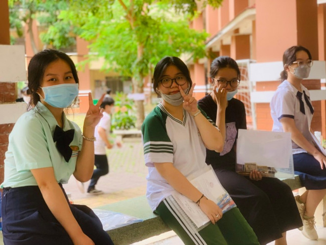 Thí sinh thoải mái trước giờ thi môn Toán