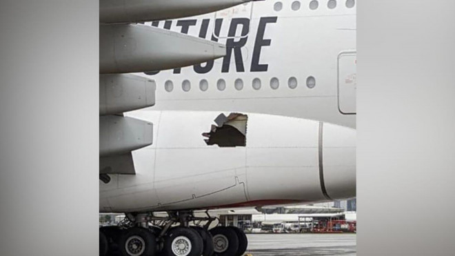 Lỗ thủng bên hông máy bay được trông thấy khi hạ cánh xuống thành phố Brisbane (Australia). Ảnh: CNN&nbsp;