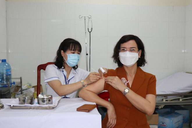Bà Trần Tuyết Minh tiêm vắc-xin mũi 4 tại Bệnh viện đa khoa tỉnh