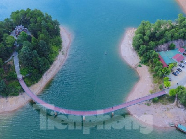 Du lịch - Mê mẩn cảnh đẹp trong lòng hồ Kẻ Gỗ