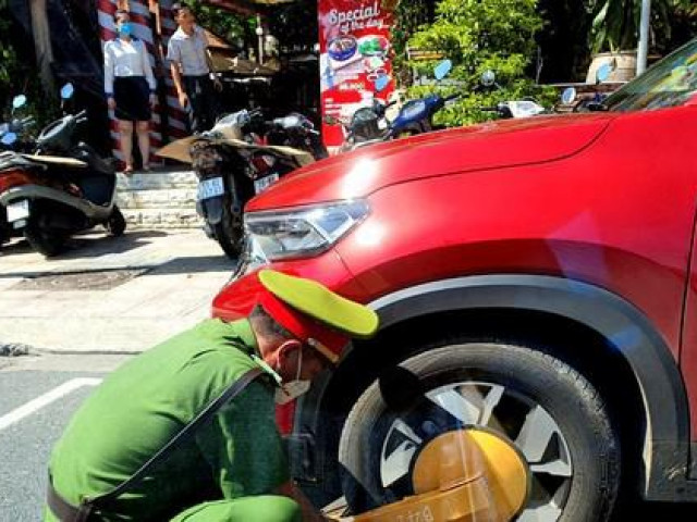 Tin tức trong ngày - Công an TP Nha Trang nói về việc khóa bánh xe ô tô vi phạm