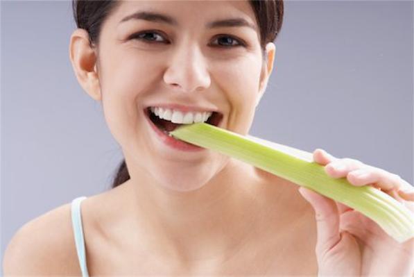 Nhai một ít cần tây sống cũng có lợi cho sức khỏe răng miệng.