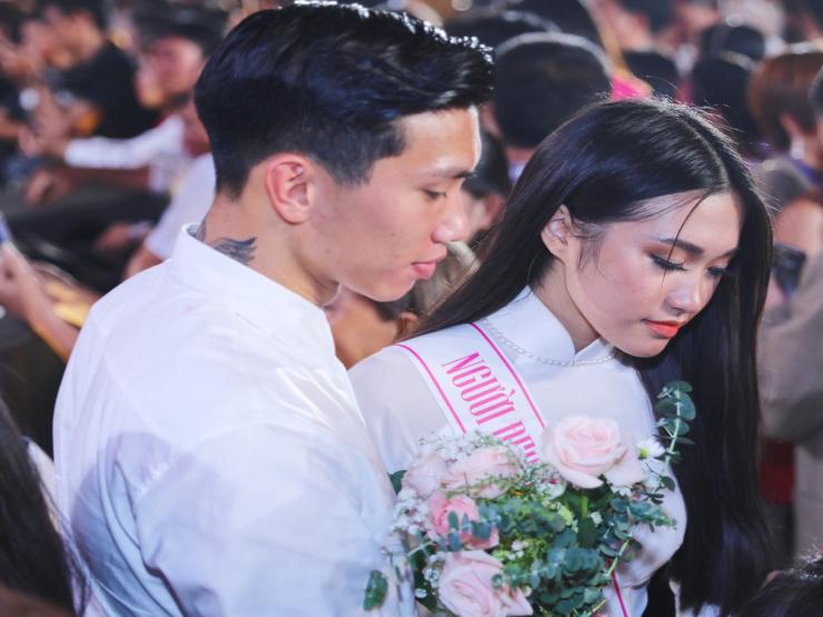 Làm đẹp - "Bạn gái" Đoàn Văn Hậu xinh từ tấm bé, không cao nhưng mặt và dáng xứng 10 điểm