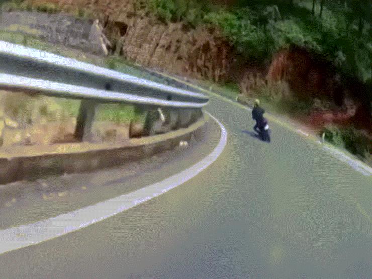 Clip: Thanh niên xe máy đổ đèo ôm cua ”khét lẹt”, thoát nạn trong gang tấc