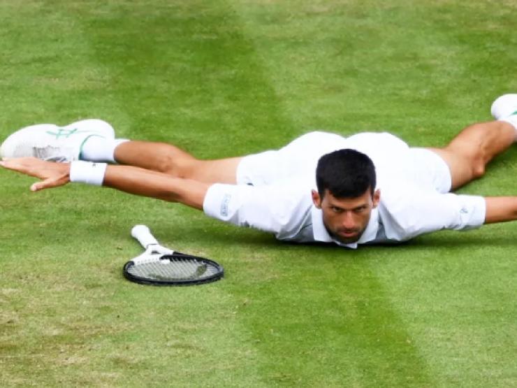 Sững sờ Wimbledon: Djokovic và ”cú xoạc” như người ngoài hành tinh