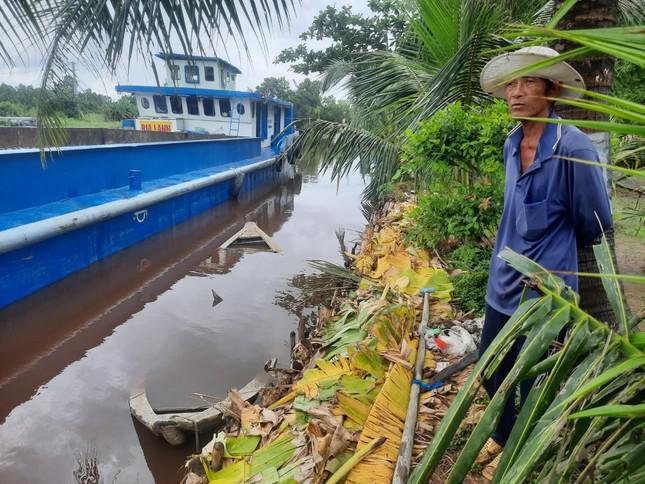 Cần cẩu gãy đôi, người phụ nữ ở Cà Mau thoát nạn trong gang tấc - 1