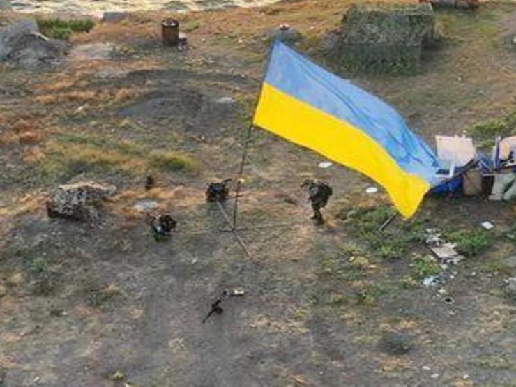 Binh sĩ Ukraine vừa giương cờ trên đảo Rắn, Nga nã ngay 2 tên lửa
